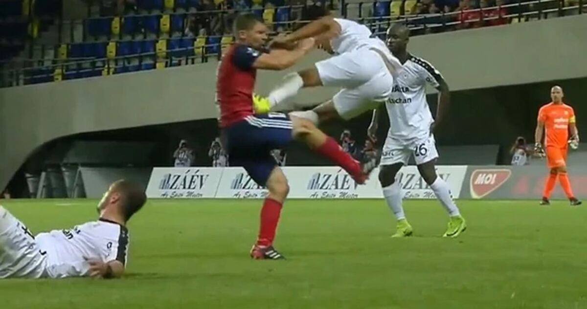 Futbolista hace jugada antideportiva contra adversario en previa de la Champions