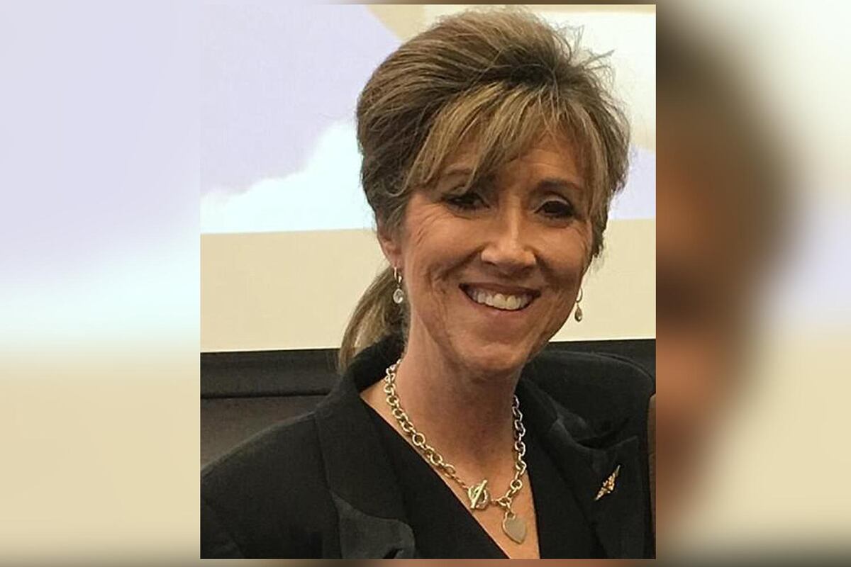 ¡NERVIOS DE ACERO! Esta es la piloto que aterrizó el avión tras explosión