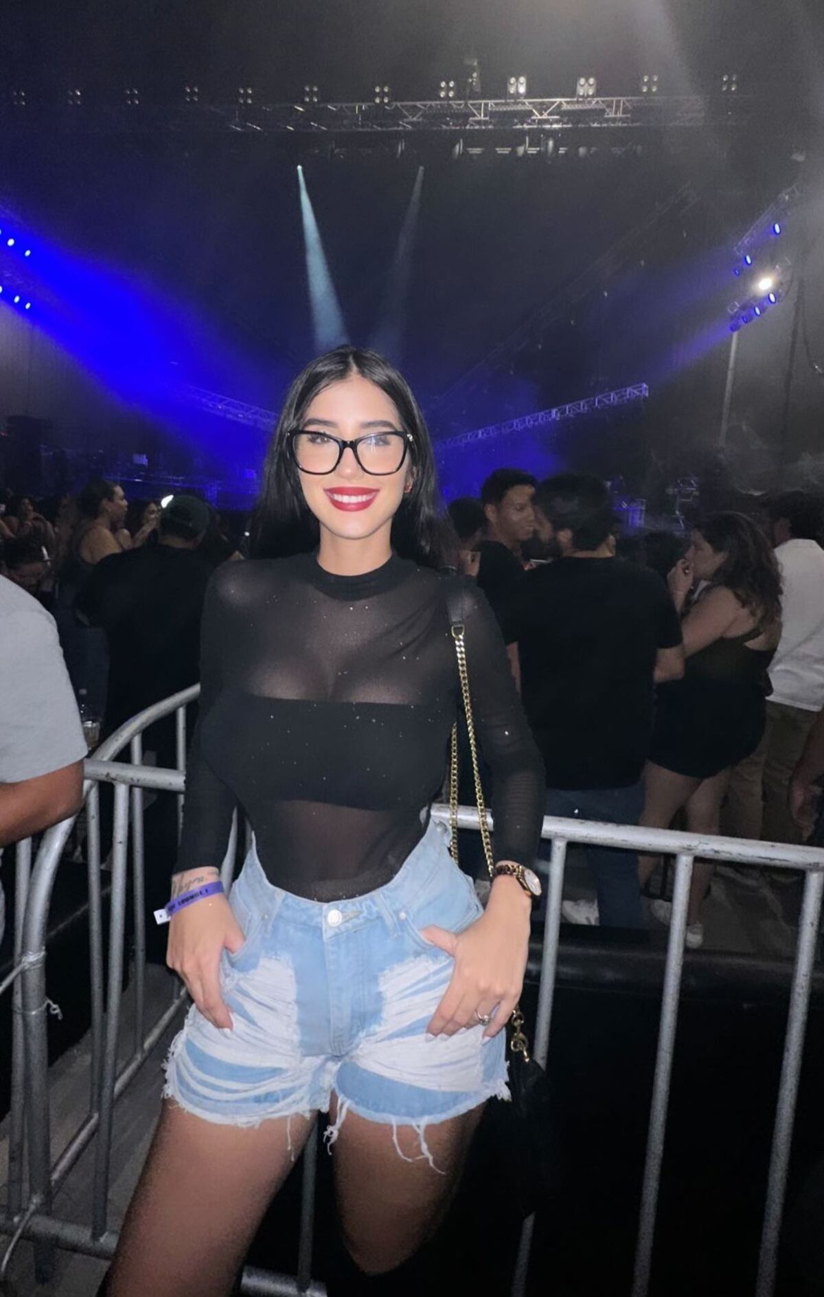 ¡Mamá moderna, qué pujo ni qué sereno! Ainara Sanz presume su figura a un mes de dar a luz en evento con Katleen Levy