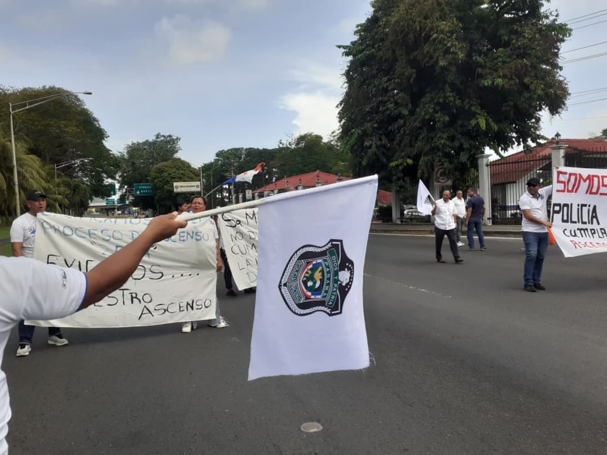 ‘Cumplimos con la Ley 899′: Policías con 30 años de servicio protestan y reclaman ascenso al rango de capitán