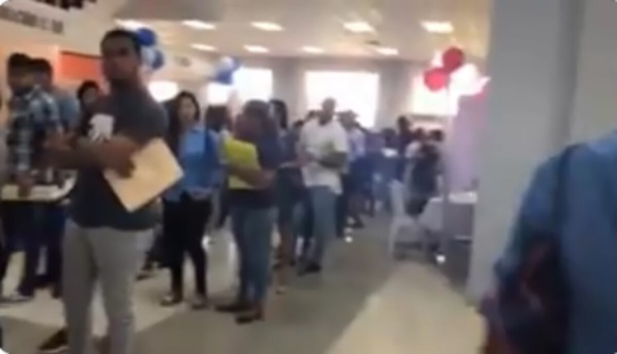 Contratan a joven que aprendió inglés oyendo música y viendo películas de Netflix. Es uno de los 5 mil precontratados, de más de 24 mil en feria de empleo                                                                                                                                                                                                                              