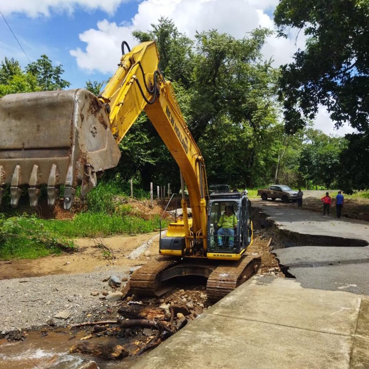 Residentes celebran la construcción del puente en el río Juay tras colapso