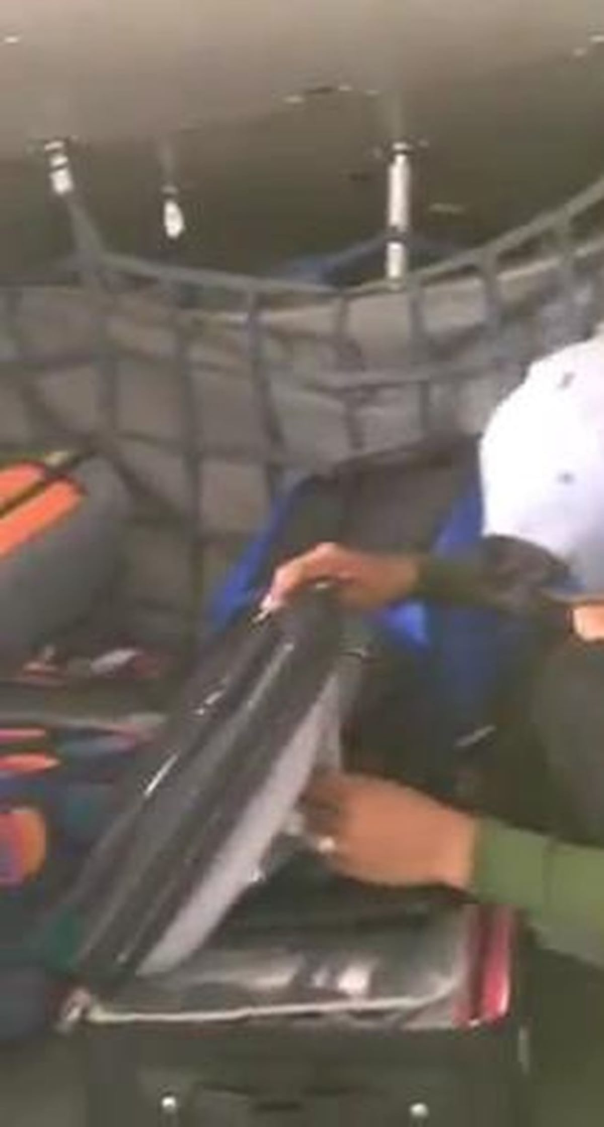 VIDEO. ¡AY, POR DIOS! Lo pillan saqueando equipaje