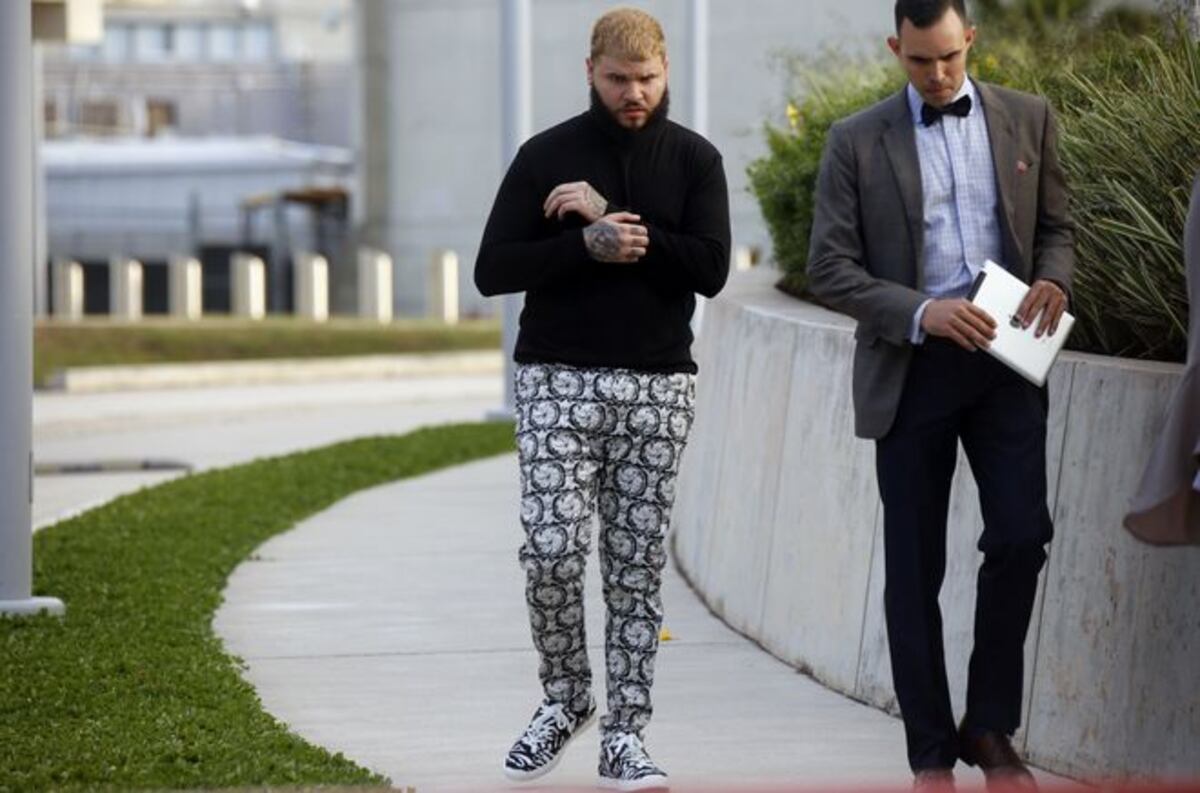 (Fotos) Le dan casa por cárcel a Farruko y debe utilizar grillete electrónico