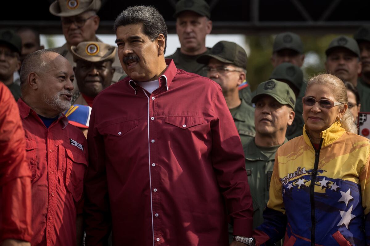 Maduro envía rosas a la cárcel de mujeres