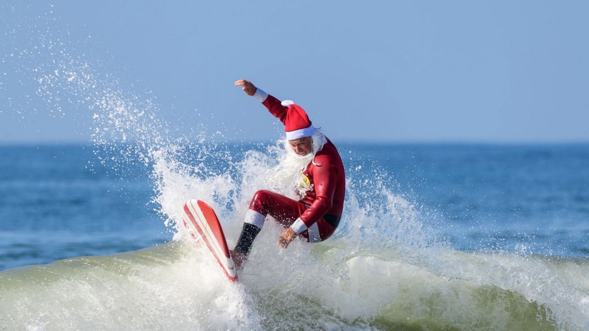 ¡La playa se llenó de Santa Claus! El surfing navideño vuelve a Cocoa Beach