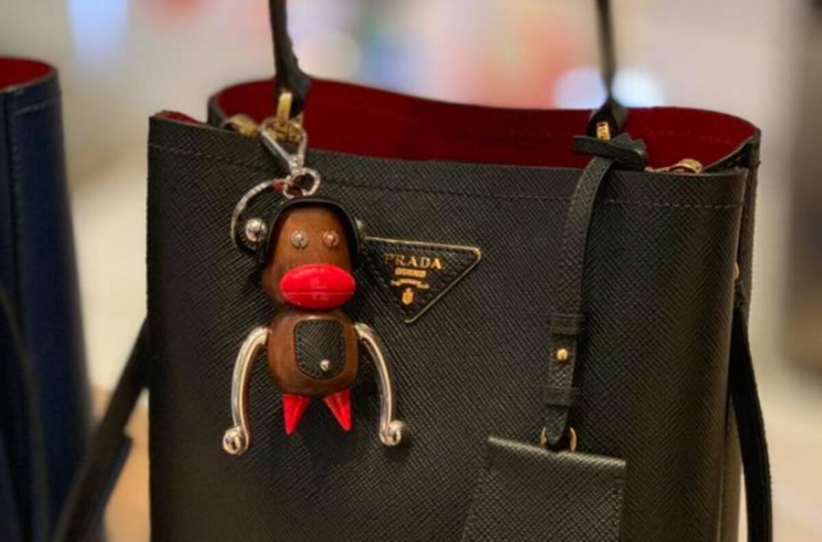 Prada se disculpa por poner a la venta artículos con connotación racista  