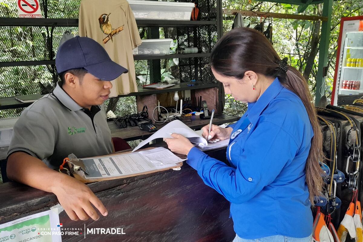Inspectores de Mitradel supervisan cumplimiento del décimo tercer mes en Coclé