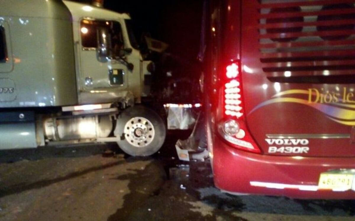 ¡Uy! Mula cisterna golpea a dos buses, dos autos y por suerte no explotó