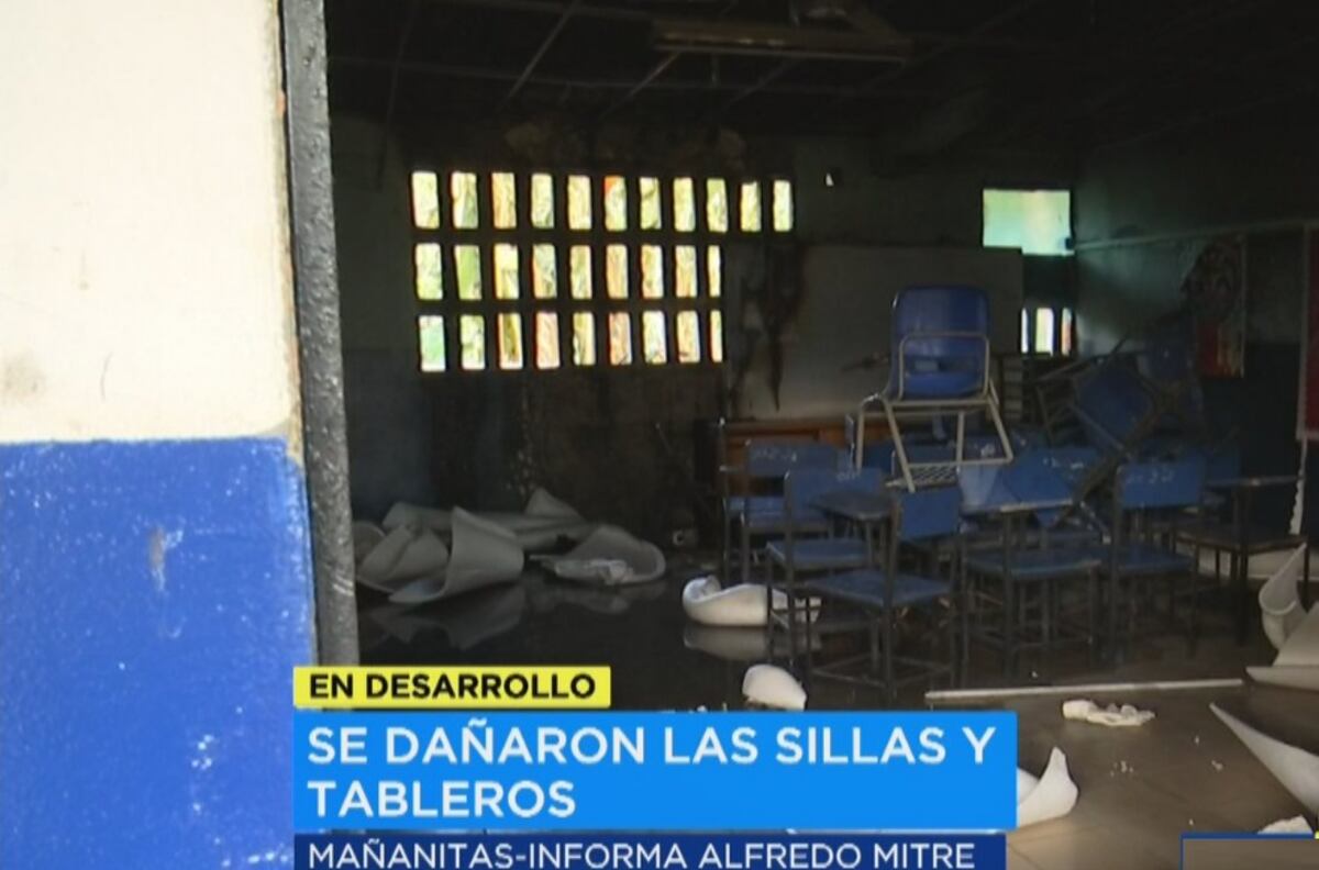¡QUÉ HORROR! Sinvergüenza quema escuela para llevarse las sillas
