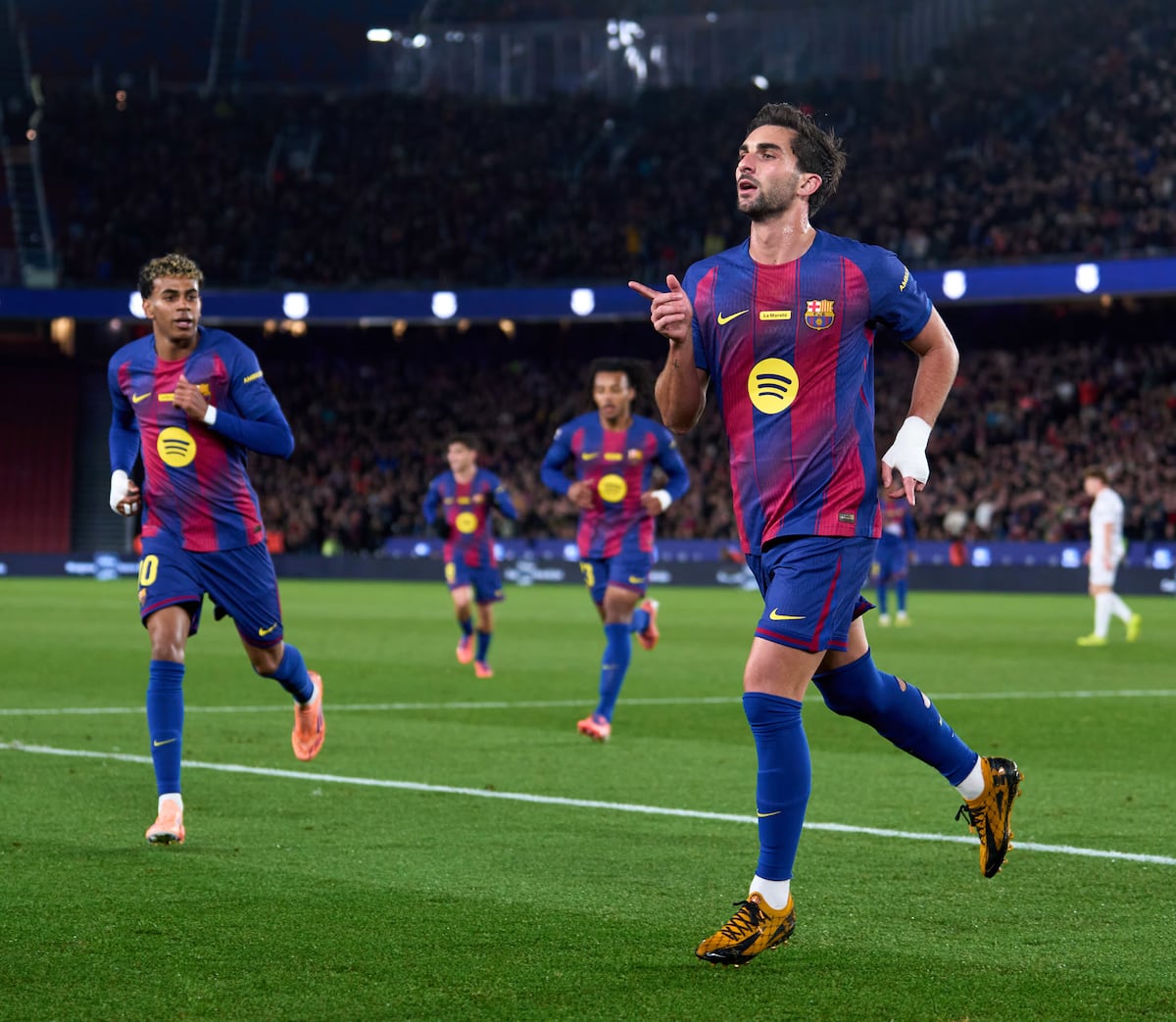 Barcelona sufre, pero avanza con goles de Ferran y Yamal