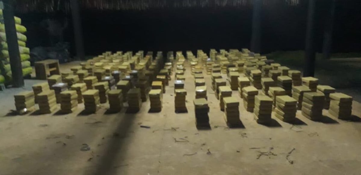 En altamar capturan a tres sujetos a bordo de lancha y con 800 paquetes de droga