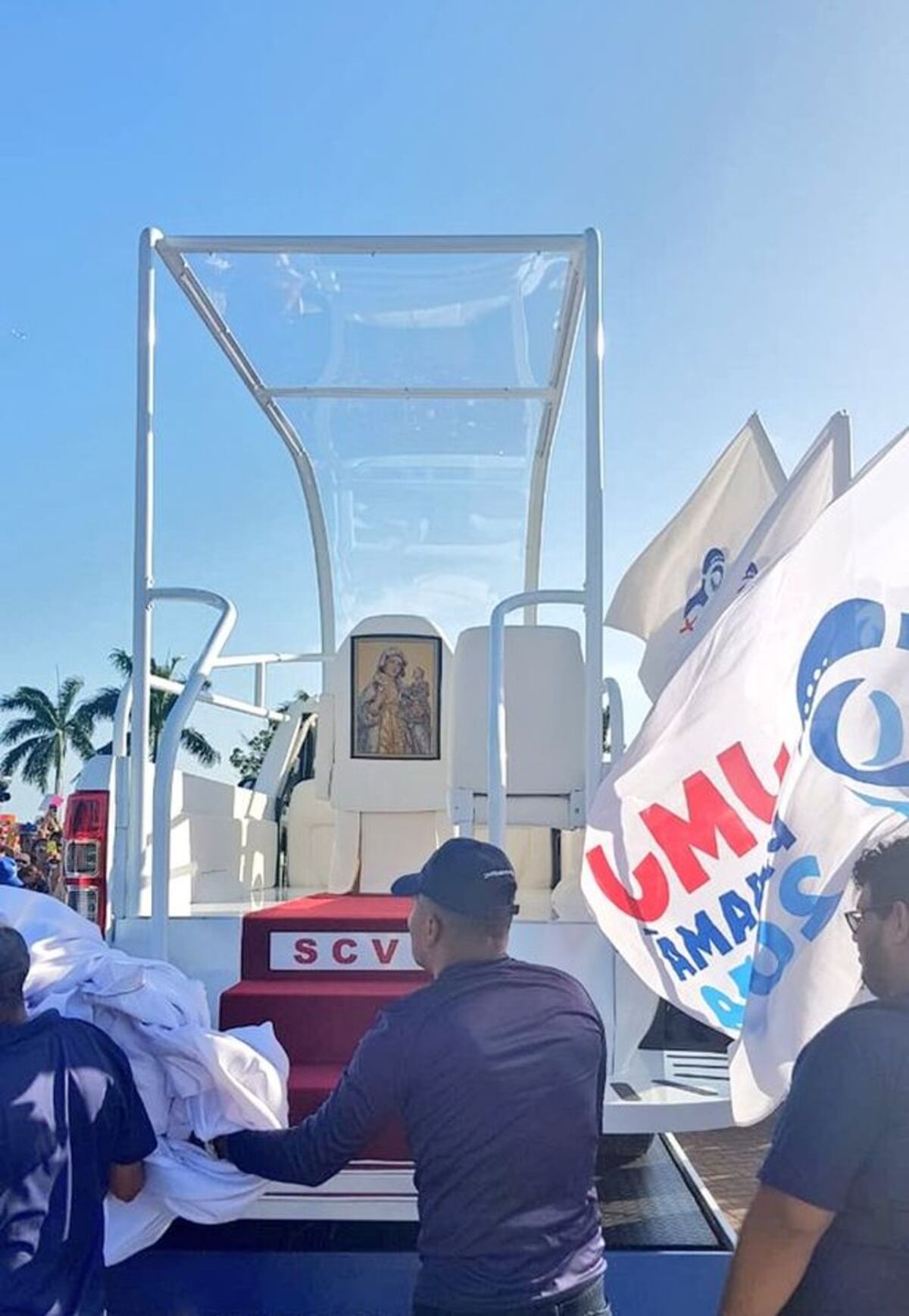 Ahora sí. Develan el papamóvil panameño. Chequee. Video