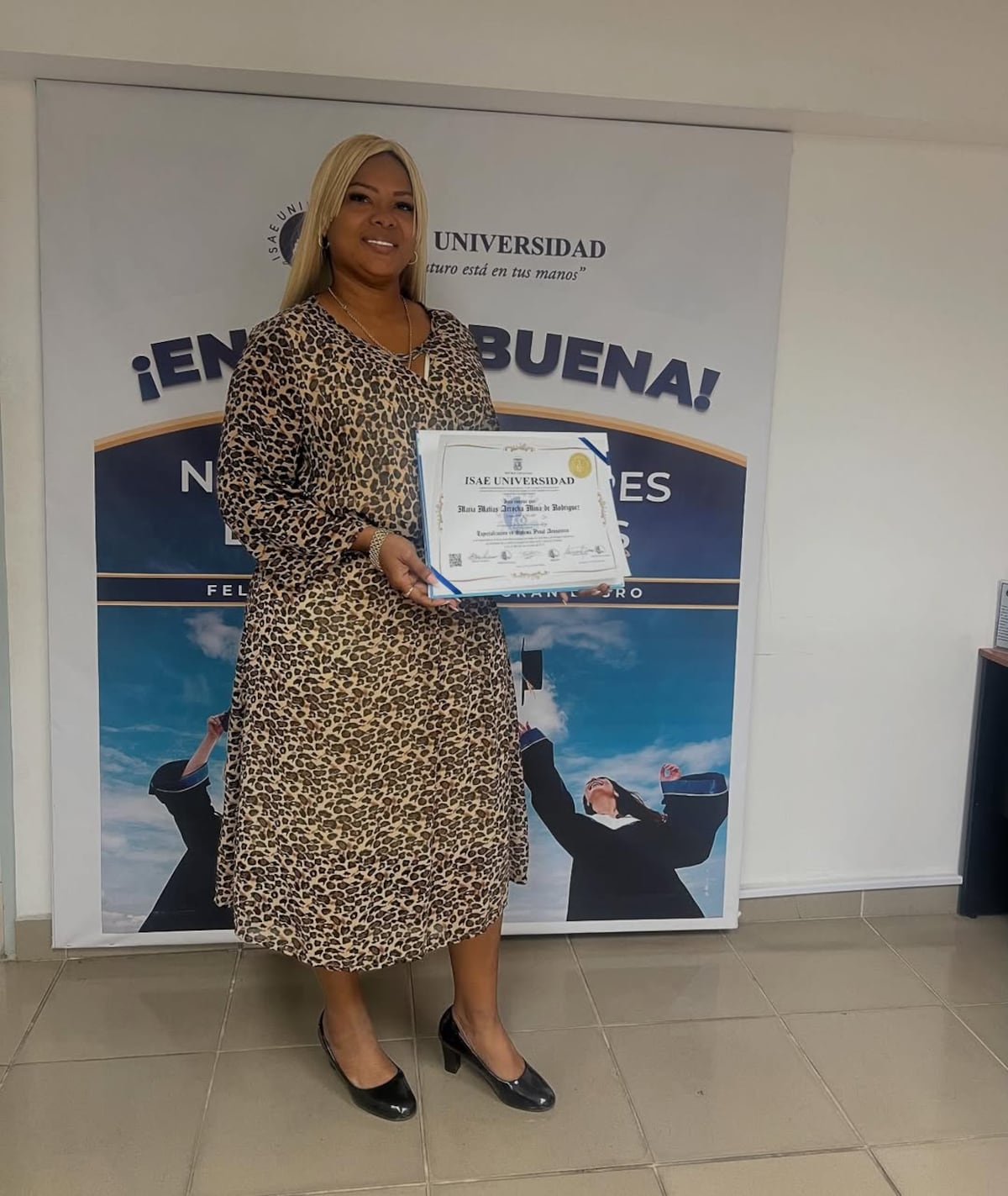 ¡Orgullo familiar! María Arrocha, hermana de Chamaco, celebra su título en Sistema Penal Acusatorio y lo dedica a su hermano hasta el cielo