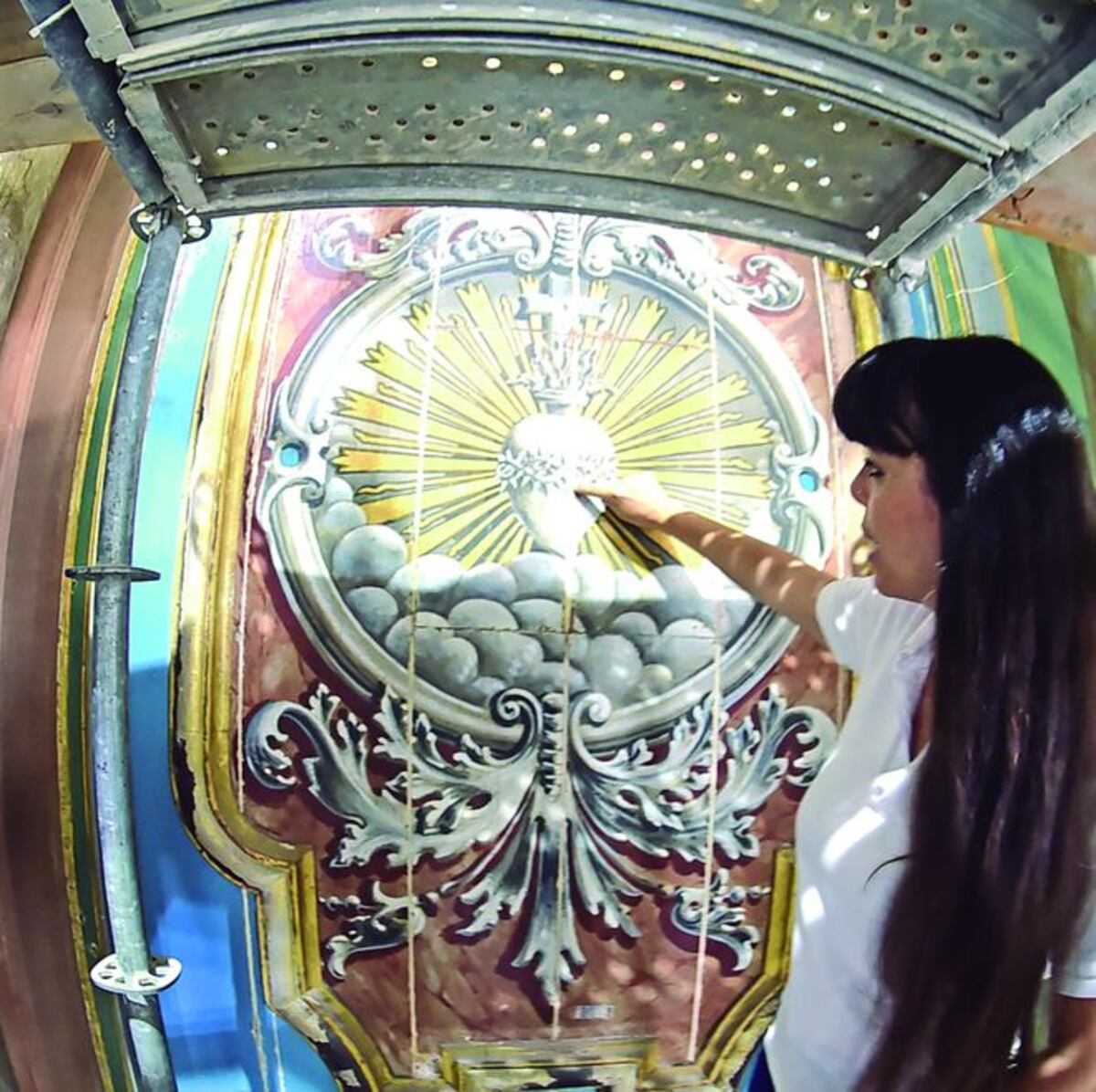 Dan vida a retablo de la iglesia Catedral en el Casco