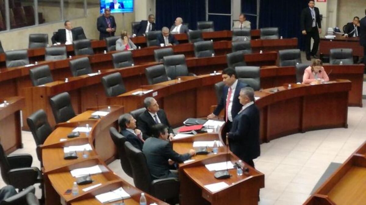 Contralor demandará penalmente a las botellas de la Asamblea.Y a otros más