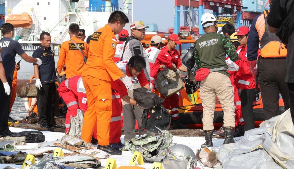 Cadáveres son hallados entre restos del avión de Lion Air estrellado