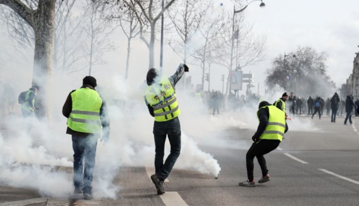 Hombre pierde una mano durante protestas de los 'chalecos amarillos' en París
