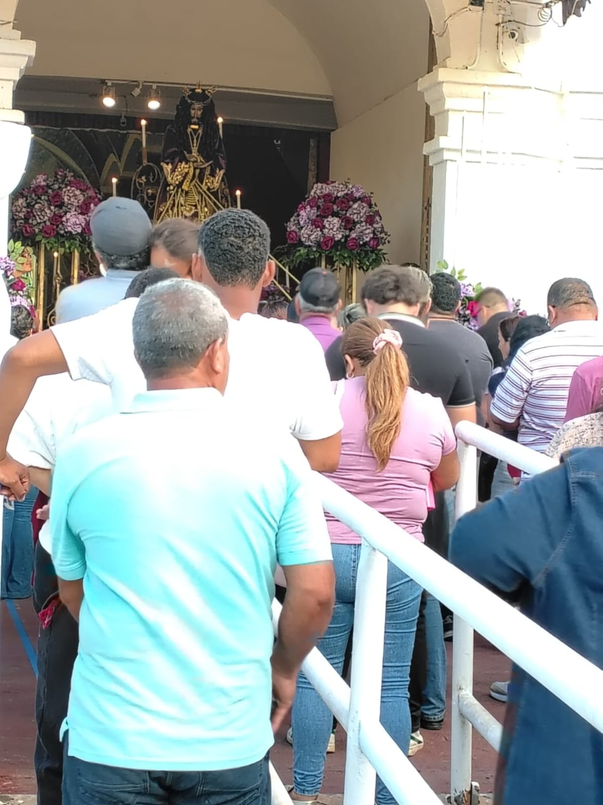 Cientos de fieles se reúnen en Atalaya