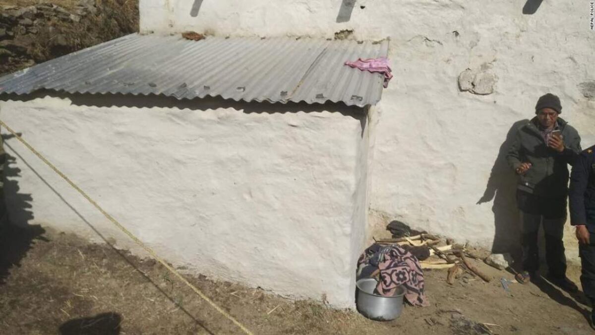 La expulsaron de su hogar por menstruar y murió en una choza con sus dos hijos