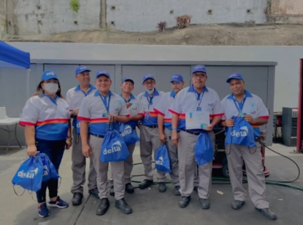 Se hace pasar por cliente y sorprende a despachadores de gasolina. Lo que descubre le impresionó