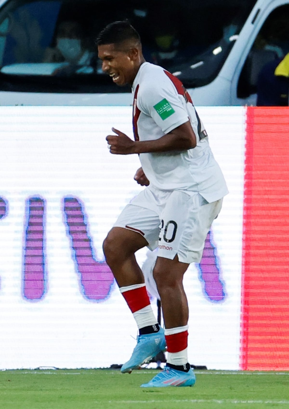 Celebra Perú. Sorprende a Colombia en Barranquilla y se mete en puesto de clasificación a Catar 2022.