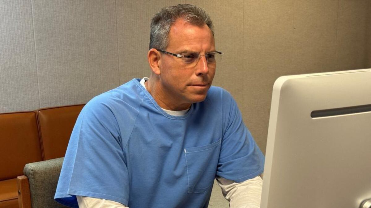 Erik Menéndez seguirá en prisión