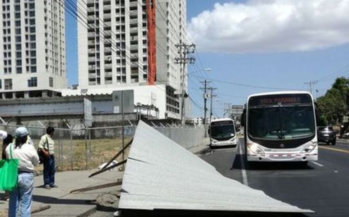 AY, POR DIOS! Parada se desploma mientras esperaban el bus | VIDEO