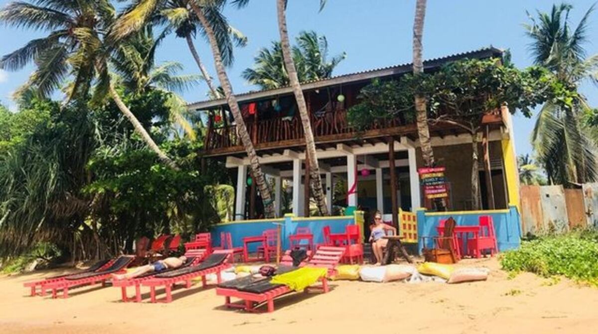 Aunque usted no lo crea una pareja en plena borrachera compra hotel