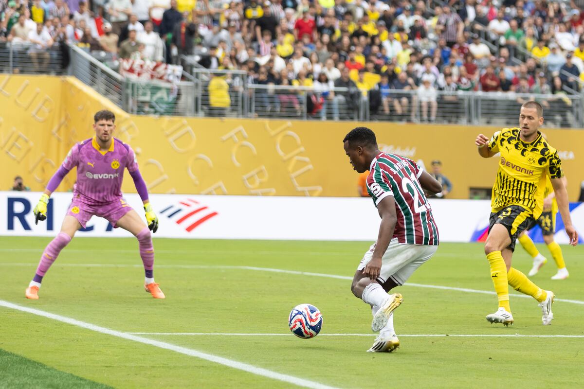 Kobel salvó al Dortmund del naufragio ante Fluminense