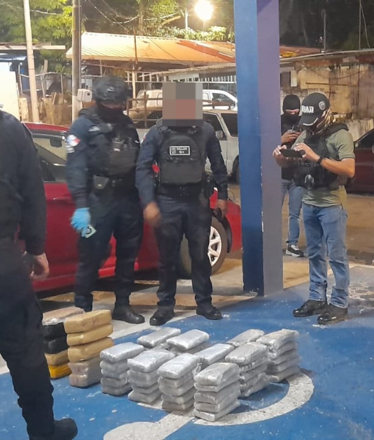 Decomisan 61 paquetes de presunta droga tras persecución en la vía Transístmica