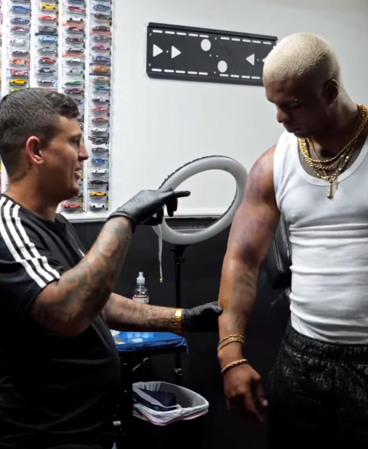 ‘¿Chamaco o Poveda?’ Joel”Pollo” Tattoo respondió por críticas a su diseño 