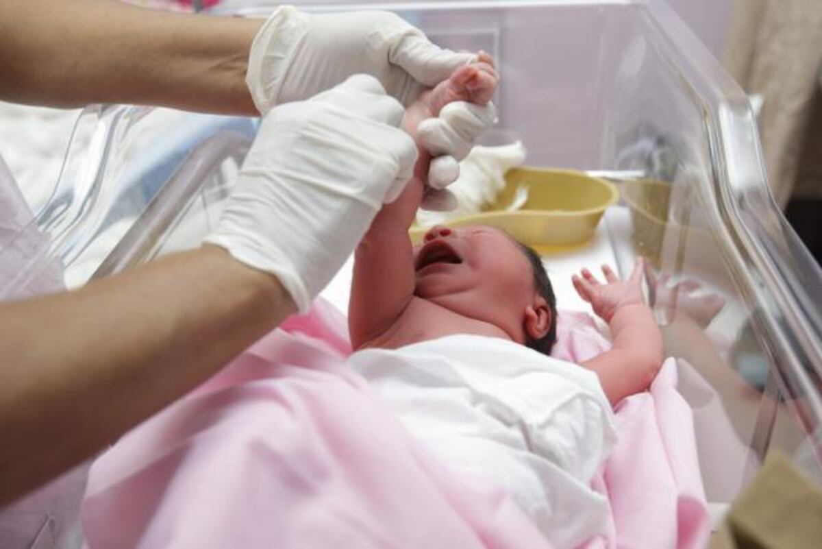 Nace el primer bebé con anticuerpos contra la covid-19 por la vacunación de su madre