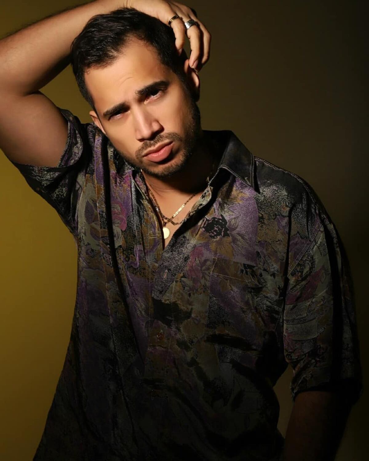 Elmis Castillo rompe el silencio y asegura que es ‘hetero’ ante el constante acoso de varones en redes +Video 