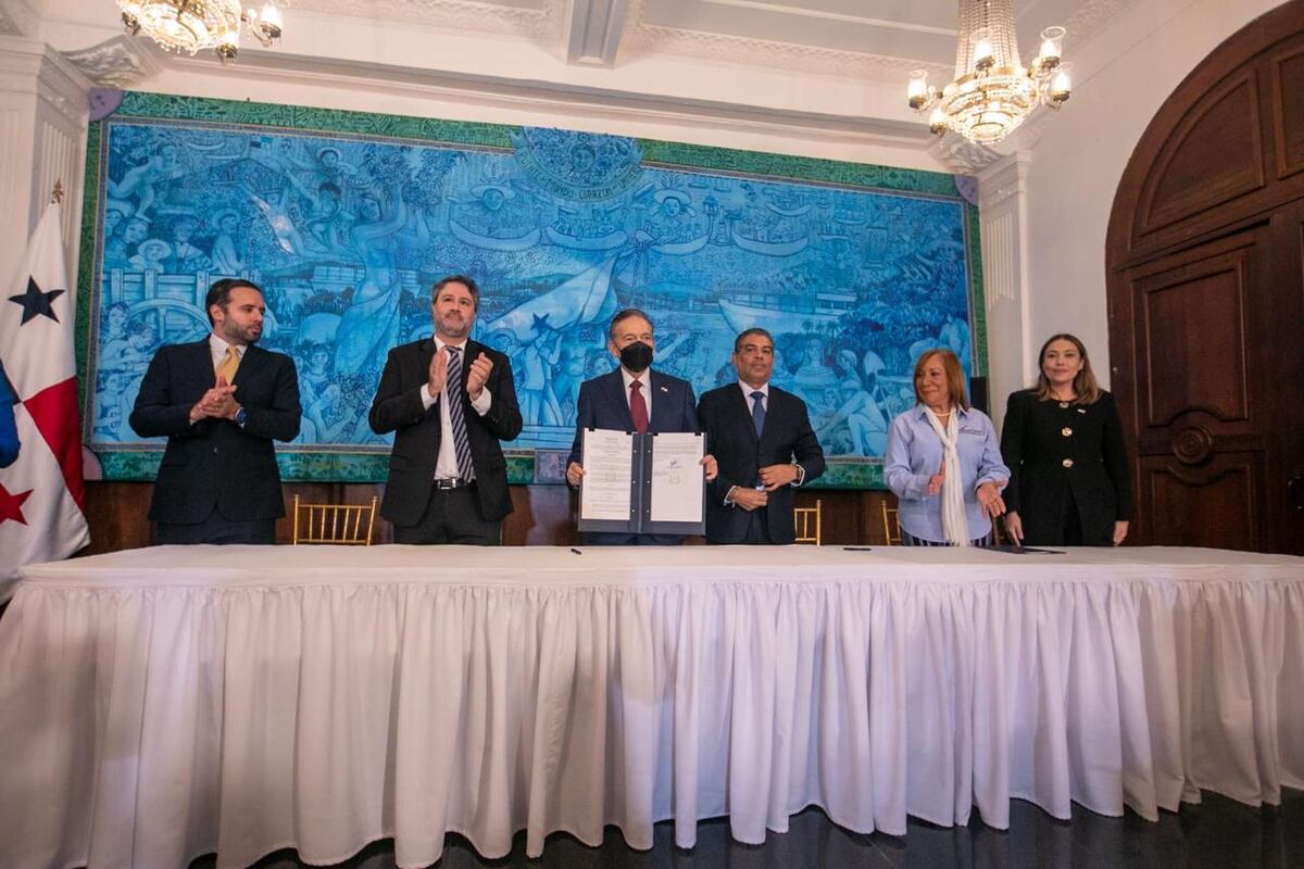 Cortizo firma el Decreto Ejecutivo 27, que reglamenta la reciente Ley de Medicamentos 419