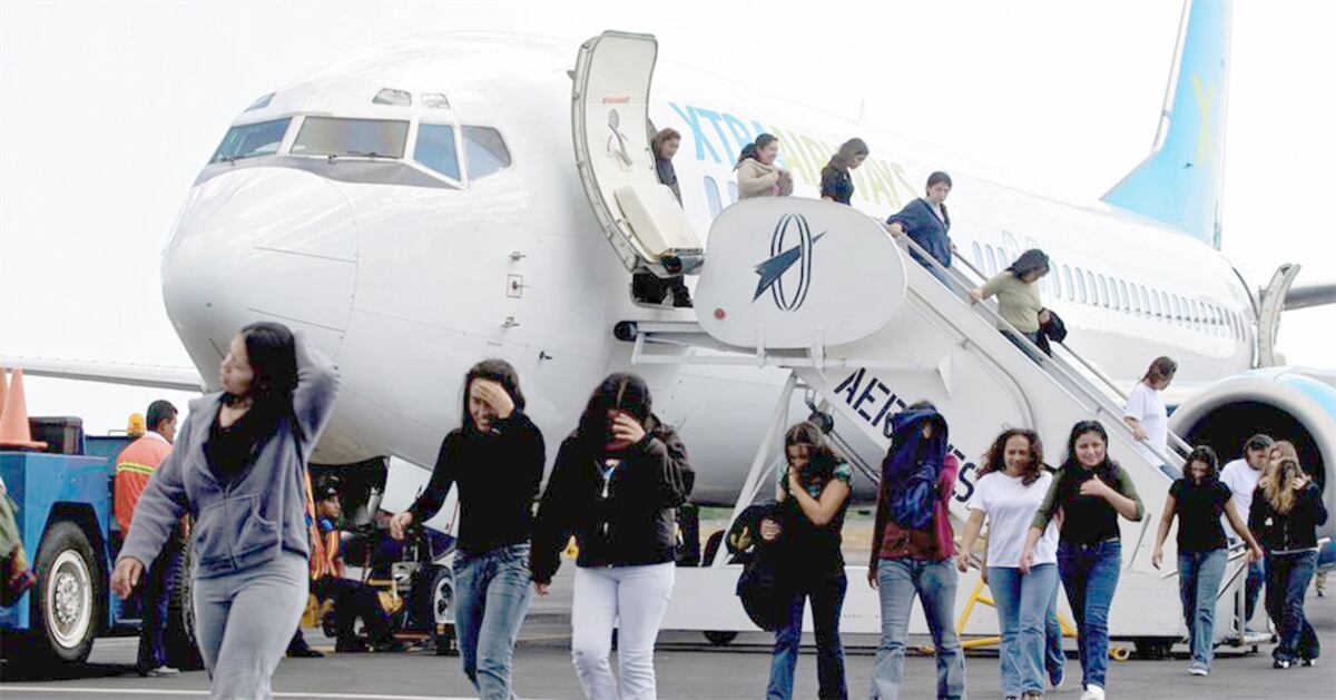 ¡Pa’ fuera! Trump deporta a 10 supuestos pandilleros a El Salvador antes de reunirse con Bukele