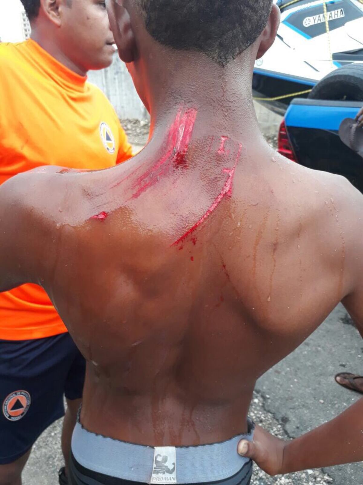 ¡EN COLÓN! Rescatistas salvan a menores de edad de morir entre rocas y olas