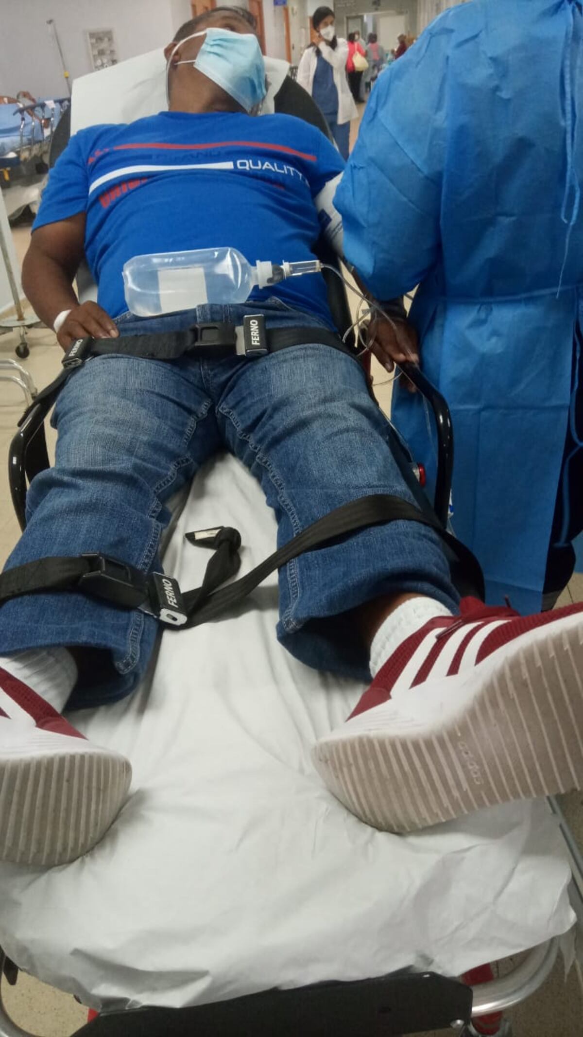 Uno de los taxistas veragüenses que espera hablar con el presidente Nito se descompensó 