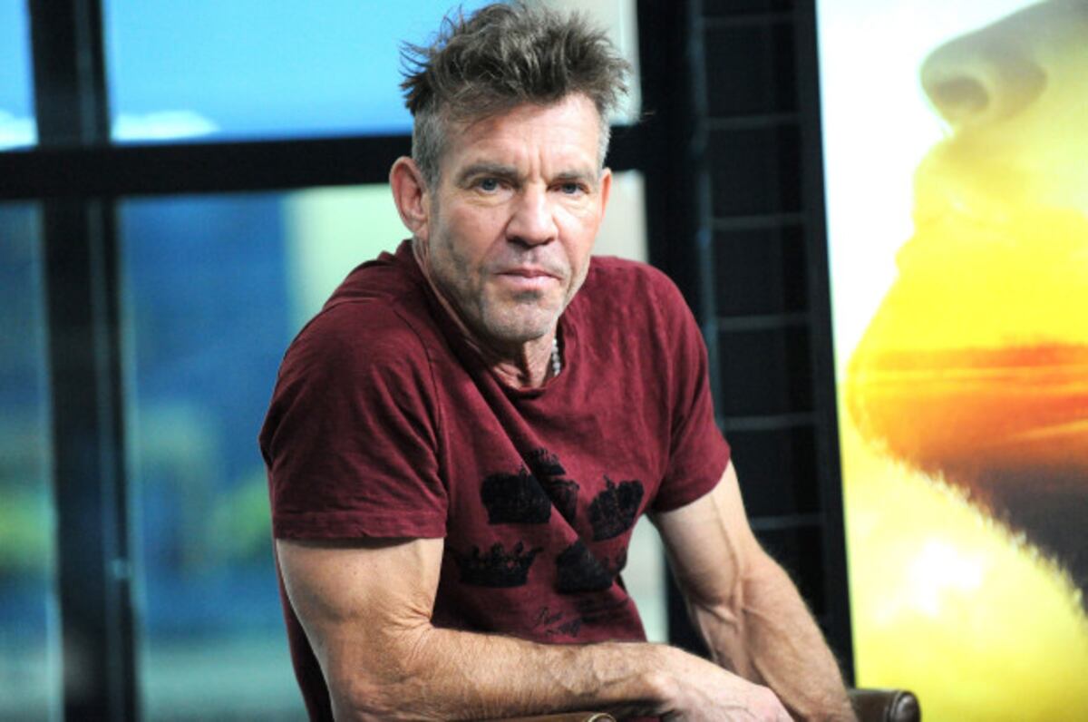 Un pasajero demandó al actor Dennis Quaid por fumar dentro de un avión