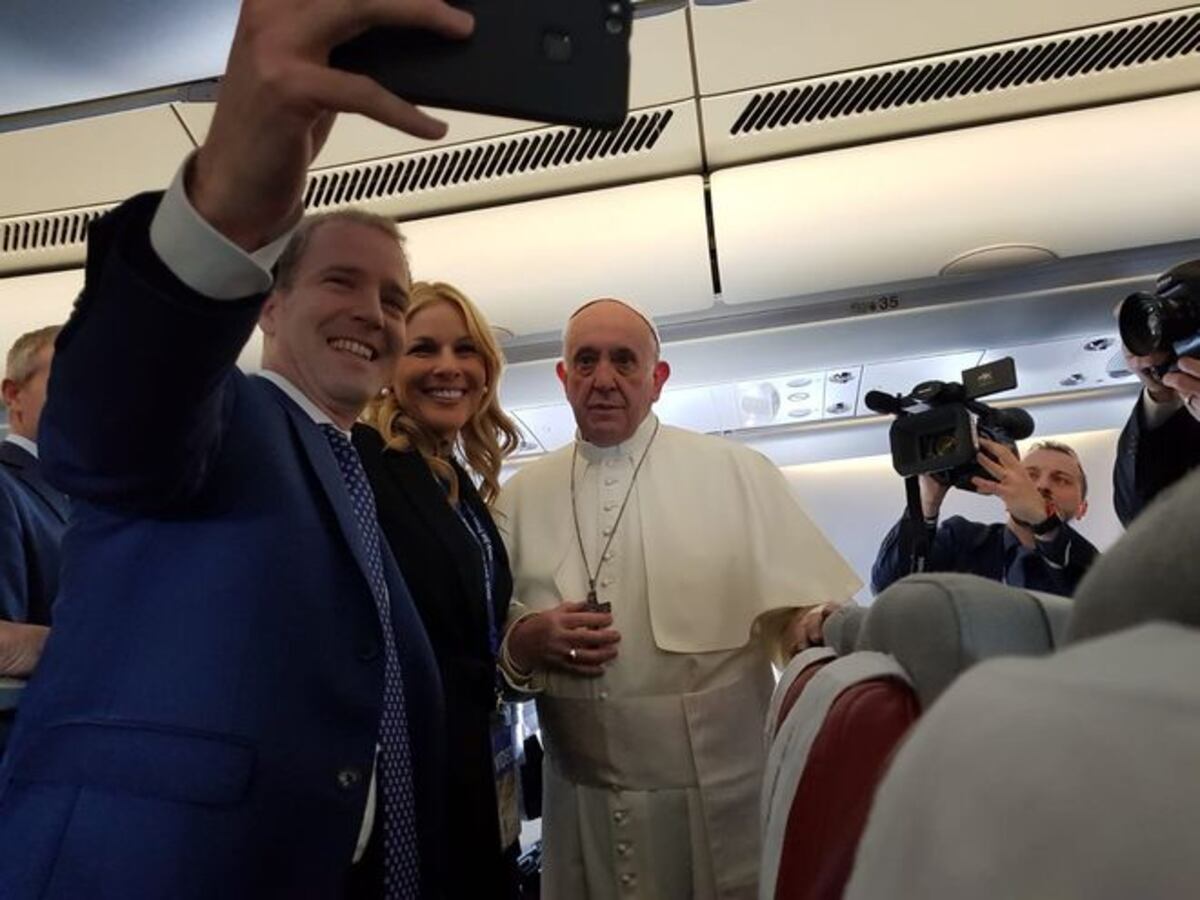 Revelan qué desayunó el Papa en el avión.Jenia Nenzen aprovechó,le dio obsequios