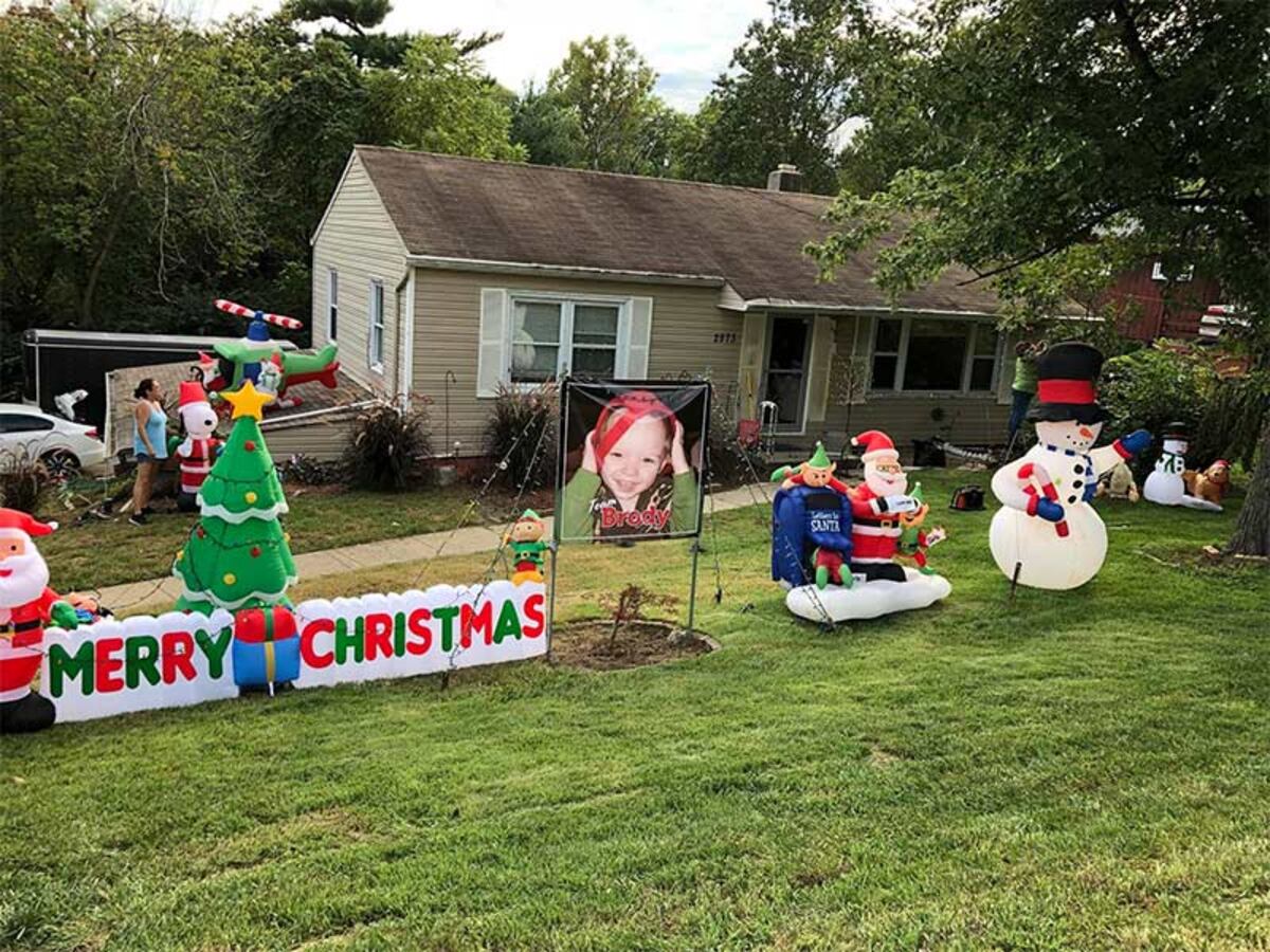 Vecindario adelanta la Navidad para hacer feliz a niño con cáncer 