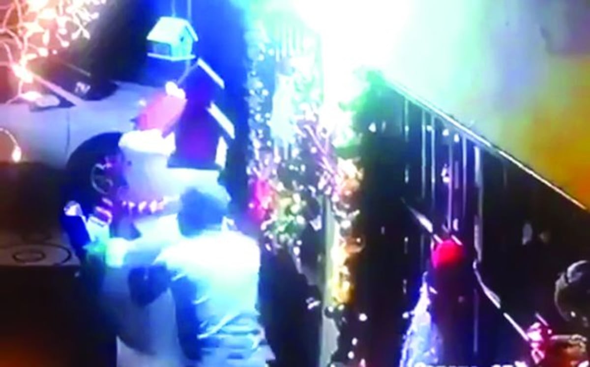 ¡INCREÍBLE! Aprovechan la oscuridad de la noche para robar adornos navideños