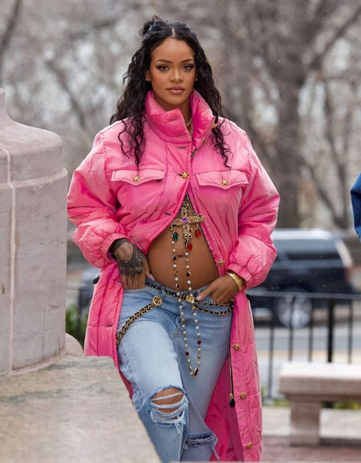 Rihanna muestra su pancita de embarazo llena de joyas