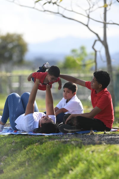 El amor al aire libre: Una madre y tres niños en el lente de Elyseé Fernández