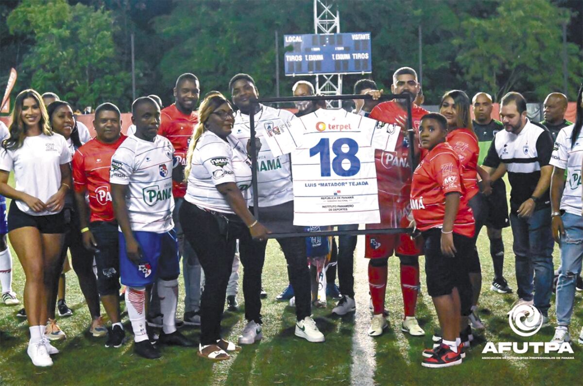 Familia de Luis Tejada recibe camiseta conmemorativa en el Partido de Leyendas