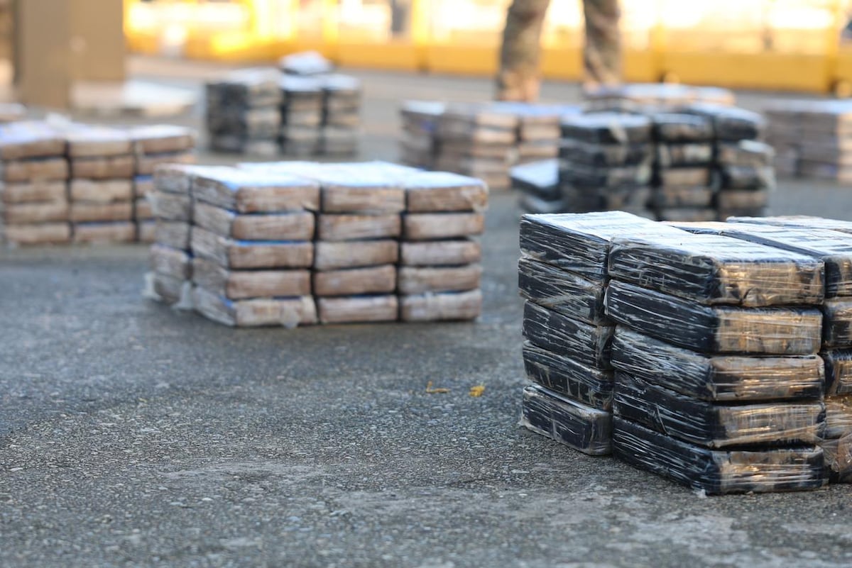 ¡Sorpresa en el mar! Lancha artesanal interceptada con más de 800 paquetes de presunta droga