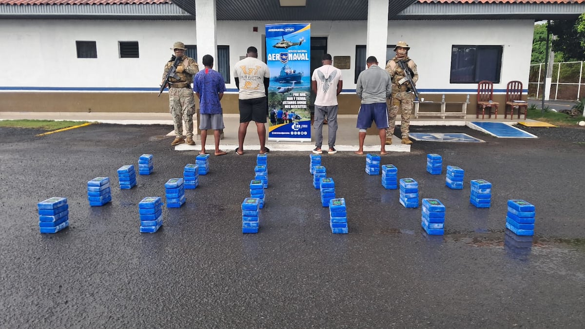 Aeronaval asesta dos operativos contra el narcotráfico: incauta más de mil 500 paquetes de droga en Caribe y Herrera