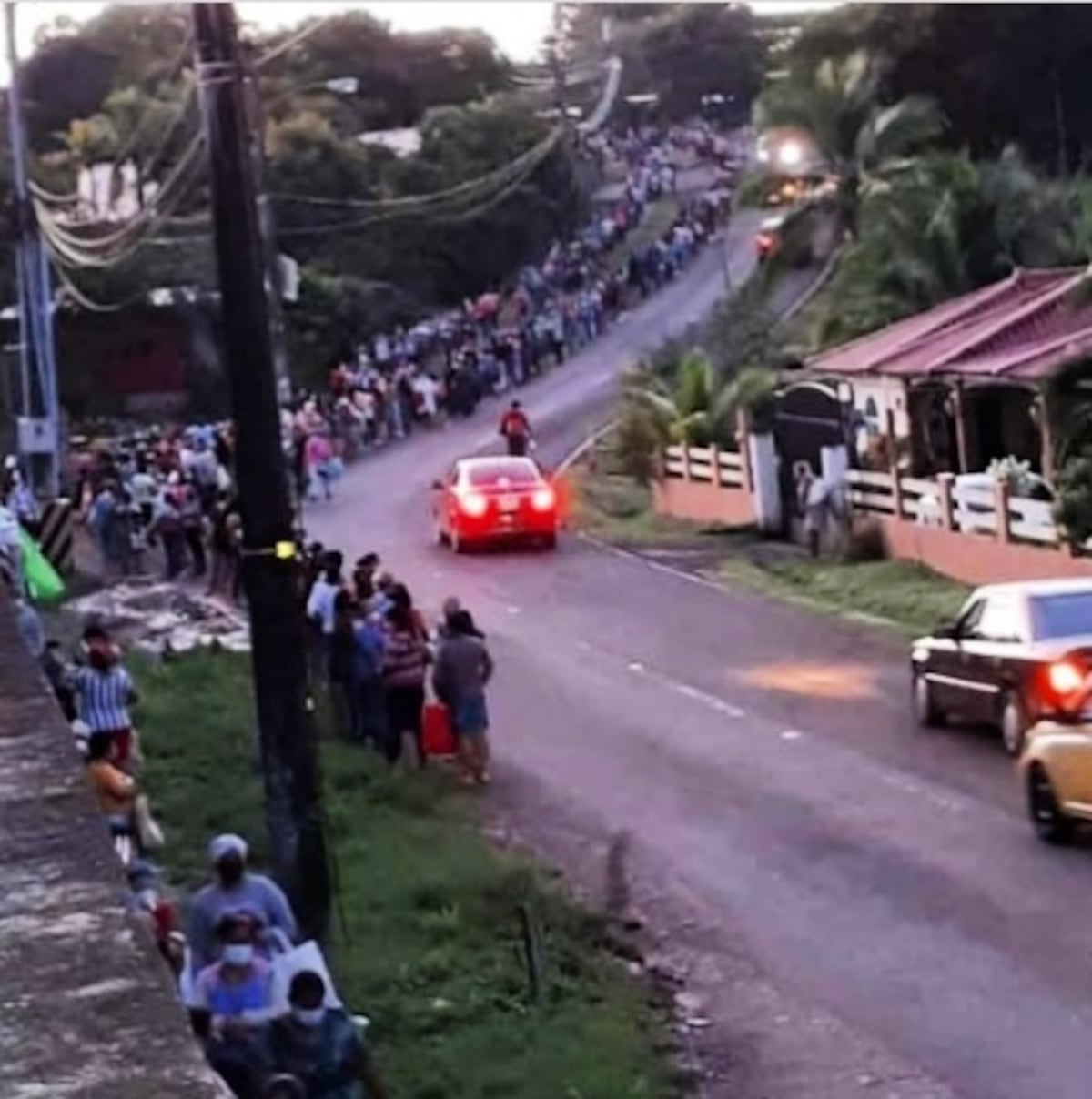 Se agotan los jamones tras Kilométricas filas en diferentes supermercados y sin distanciamiento