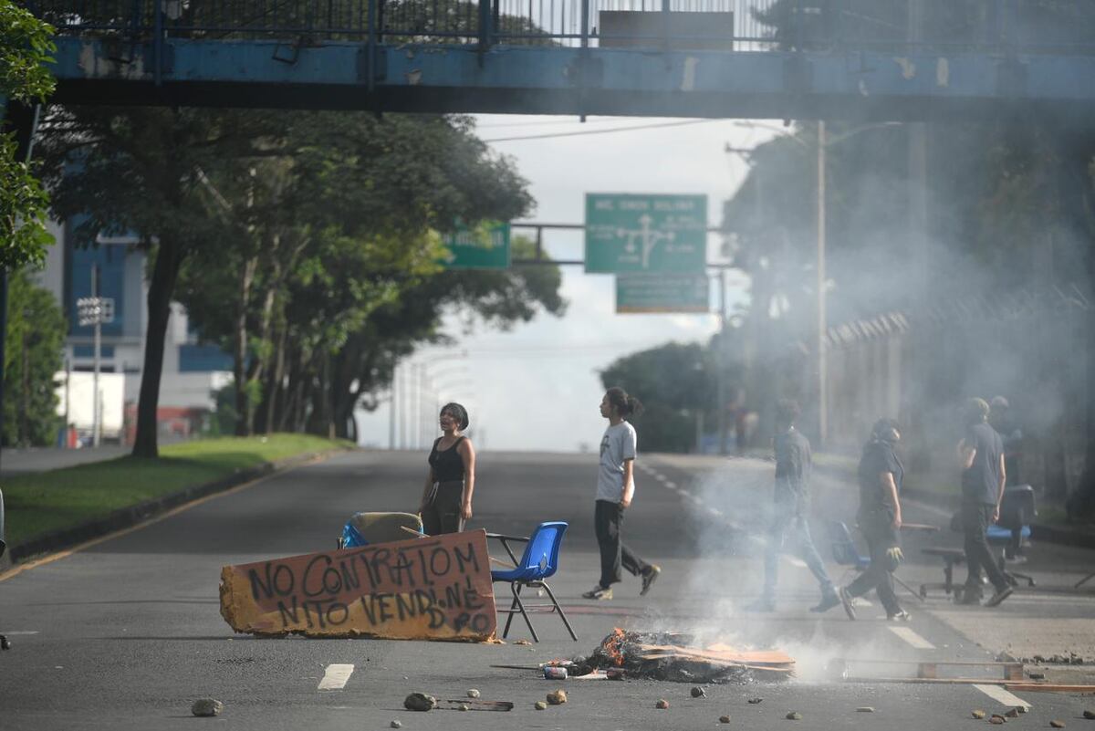 Autoridades de Salud piden a manifestantes permitir el paso del transporte con medicamentos y las ambulancias