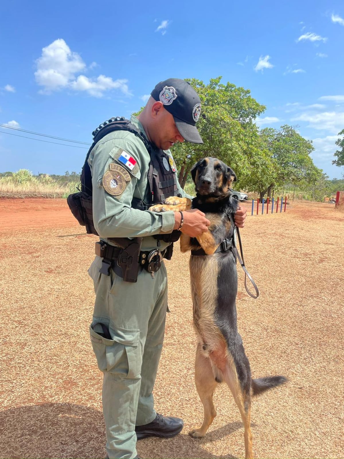 El mejor amigo del policía. Hay lazos que ni la jubilación logra soltar            